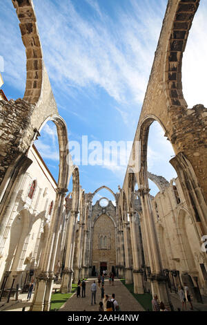 Touristen an den Ruinen der mittelalterlichen Convento do Carmo (Carmo Kloster) in Lissabon, Portugal, an einem sonnigen Tag im Sommer. Stockfoto