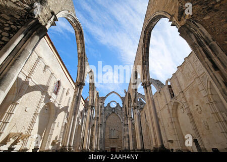 Alte Ruinen der mittelalterlichen Convento do Carmo (Carmo Kloster) in Lissabon, Portugal, an einem sonnigen Tag im Sommer. Stockfoto