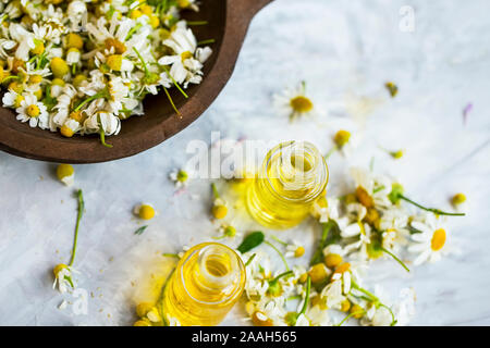 Kamille Öl, Kamillen Öl Flaschen mit kamillenblüten Stockfoto