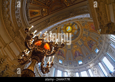 Blick in die Kuppel und historische Kandelaber, Berliner Dom, Berlin, Deutschland Stockfoto