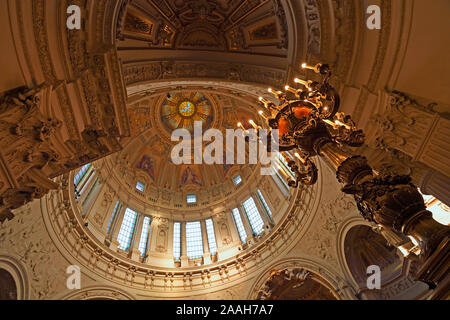 Blick in die Kuppel und historische Kandelaber, Berliner Dom, Berlin, Deutschland Stockfoto