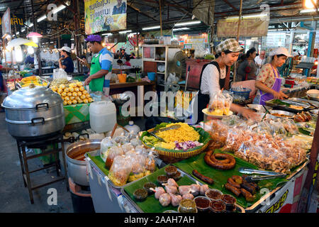 Marktstand mit landestypischen Speisen mit dem Naka Weekend Market, Phuket, Thailand Stockfoto