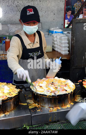 Marktstand mit landestypischen Speisen mit dem Naka Weekend Market, Phuket, Thailand Stockfoto