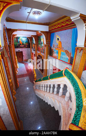 Reich verzierte Treppe im Innenraum des Wat Chalong, größter Tempel in Phuket, Thailand Stockfoto