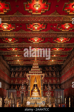 Okt 24, 2019 Bangkok, Thailand - Bangkok Nationalmuseum Thai antiken Siamesischen Phra Phuttha Sihing royal Buddha Skulptur unter Red Gold Pavillion mit Stockfoto