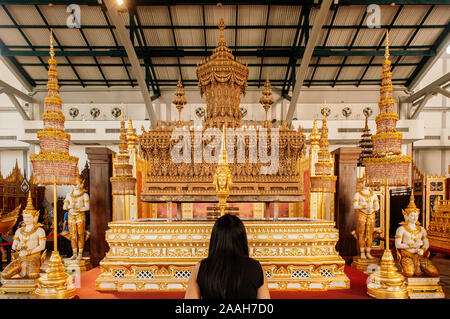 Okt 24, 2019 Bangkok, Thailand - Bangkok National Museum König Bhumibol Rama IX Golden Royal Urne Sarg und Begräbnis Schmuck Engel Skulpturen mit Asi Stockfoto