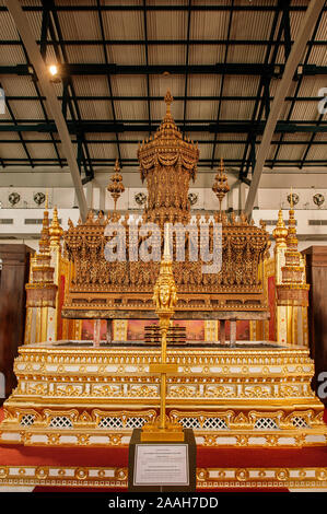 Okt 24, 2019 Bangkok, Thailand - Bangkok National Museum König Bhumibol Rama IX Golden Royal Urne Sarg und Begräbnis Schmuck Engel Skulpturen Stockfoto