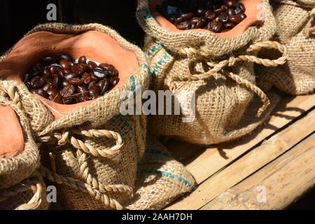 Kaffeebohnen in einem Container, Hinweis Wählen Sie Fokus mit geringer Tiefenschärfe Stockfoto