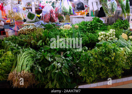 Typischer mit riesiger Auswahl Stand einen frischen Kräutern und Gewürzen mit dem Banzaan frische Markt, Patong Beach, Phuket, Thailand Stockfoto