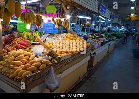 Typische Stände mit riesiger Auswahl eine frischem Obst und Gemüse mit dem Banzaan frische Markt, Patong Beach, Phuket, Thailand Stockfoto