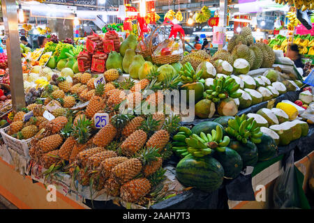 Typische Stände mit riesiger Auswahl eine frischem Obst und Gemüse mit dem Banzaan frische Markt, Patong Beach, Phuket, Thailand Stockfoto