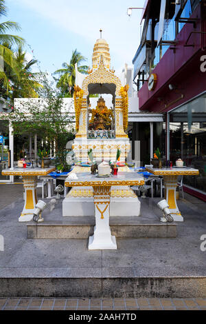 Geisterhaus, kleiner Tempel zur Ehrung der Götter, Patong Beach, Phuket, Thailand Stockfoto