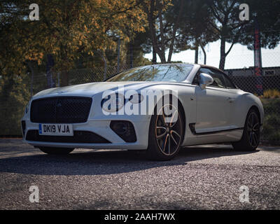 MONTMELO, Spanien - September 29, 2019: 2019 Bentley Continental GT Cabrio W12 (dritte Generation) bei Straßen der Stadt Stockfoto