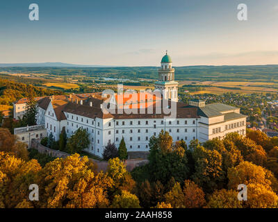 Fantastische arieal Foto von Pannonhalama Benediktinerabtei in Ungarn. Erstaunliche historische Gebäude mit einer schönen Kirche und Bibliothek. Beliebte touristische Stockfoto