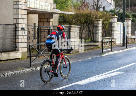 Meudon, Frankreich - 4. März 2018: Der italienische Radprofi Alessandro De Marchi von BMC Team reiten bei Paris-nizza 2018. Stockfoto