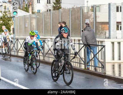 Meudon, Frankreich - 4. März 2018: eine Gruppe von vier Radfahrer reiten bei Paris-nizza 2018. Stockfoto