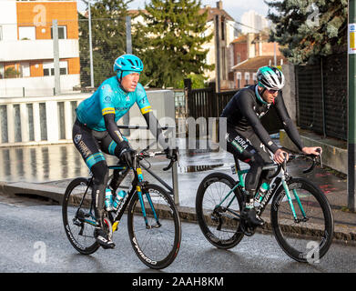 Meudon, Frankreich - März 4, 2018: Michael Schwarzmann von BORA - Hansgrohe Team und Dmitriy Gruzdev von Team Astana reiten bei Paris-nizza 2018. Stockfoto