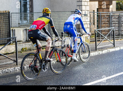 Meudon, Frankreich - 4. März 2018: Oliver Naesen von AG2R La Mondiale Team und Jacopo Guarnieri von Team Groupama - FDJ Reiten bei Paris-nizza 2018. Stockfoto