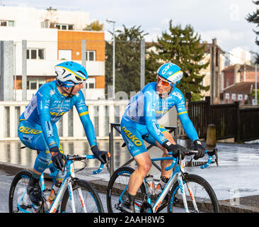 Meudon, Frankreich - 4. März, 2018: Zwei Radfahrer von delko Marseille Provence KTM diskutieren beim Reiten bei Paris-nizza 2018. Stockfoto