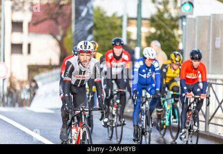 Meudon, Frankreich - 4. März 2018: Der Niederländische Radfahrer Julien El Fares von Team Sunweb reiten im Hauptfeld bei Paris-nizza 2018. Stockfoto