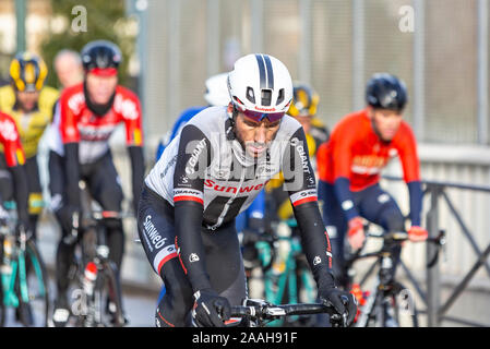 Meudon, Frankreich - 4. März 2018: Der Niederländische Radfahrer Julien El Fares von Team Sunweb reiten im Hauptfeld bei Paris-nizza 2018. Stockfoto