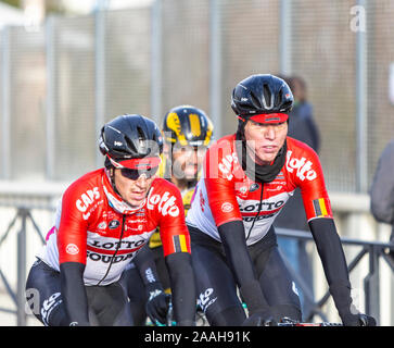 Meudon, Frankreich - 4. März, 2018: Zwei Radfahrer von Lotto Soudal Team diskutieren beim Reiten bei Paris-nizza 2018. Stockfoto