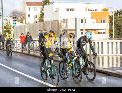 Meudon, Frankreich - 4. März 2018: Gruppe von drei Radfahrer reiten bei Paris-nizza 2018. Stockfoto