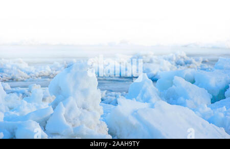 Schnee Bausteine Klumpen Schnee aufgezogen Eisgang brechen Abdeckung auf dem Fluss Anfang Winter oder Frühling weiß Top für das Magazin website Stockfoto