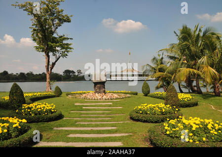 Bangkok, Thailand. - November 16, 2019: Ratchamangkhala Pavillon der Suan Luang Rama IX Öffentliche Park Bangkok, Thailand Mit schön verzierter Blume Stockfoto