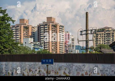 Chongqing, China - August 2019: Ausblick auf die Straße und Wohngebäuden im Stadtteil Jiefangbei in der Innenstadt von Chongqing, China Stockfoto