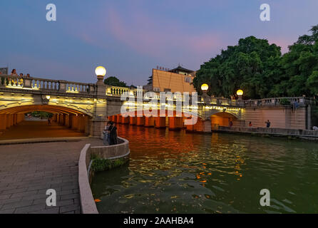Guilin, China - August 2019: Straßenbrücke über die Mündung des Rong und Shan Seen bei Nacht, Guilin, Guangxi Provinz Stockfoto