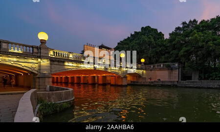 Guilin, China - August 2019: Straßenbrücke über die Mündung des Rong und Shan Seen bei Nacht, Guilin, Guangxi Provinz Stockfoto