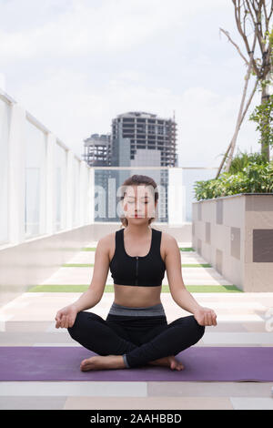 Schöne junge Frau zu tun stretching Übung im Park. Stockfoto