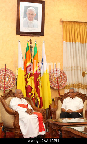 Srilankische Präsident Rajapaksa Gotabaya (R) Gespräche mit Kardinal der römisch-katholischen Kirche, Vater Malcolm Ranjith (L) an der Erzbischof von Colombo am 21. November 2019. (Foto von Krishan Kariyawasam/Pacific Press) Stockfoto