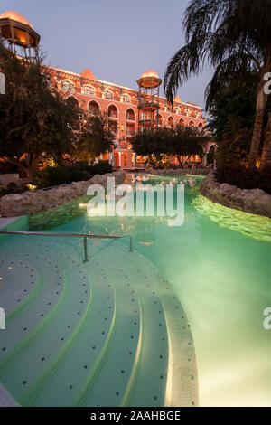 Dämmerung am Pool, Rotes Meer, Ägypten. Ein Einbruch der Blick auf die Poolanlage in einem Roten Meer Resort Hotel. Stockfoto