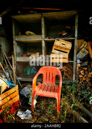 Abgebrochene Plastikstühle in der Natur. Stockfoto