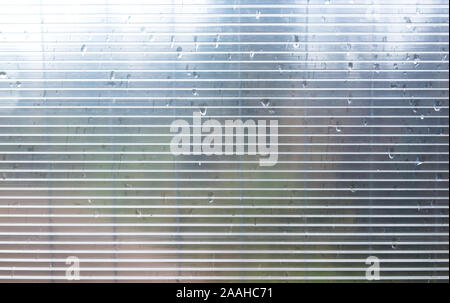 Polycarbonat Blatt mit Wassertropfen auf es, Hintergrund Foto Textur Stockfoto