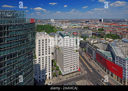 Blick vom Potsdamer Platz mit Bahn Tower in Richtung Brandenburger Tor und Holocaust Denkmal, Berlin, Tiergarten, Deutschland Stockfoto