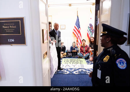 Washington, DC, USA. Nov, 2019 20. Aussterben Rebellion Hungerstreik in US-Vertreter Nancy Pelosi (D-CA) Büro im Longworth House Bürogebäude für mehr Aktion auf ihren Teil zum Klimawandel zu drücken. Quelle: Michael Brochstein/SOPA Images/ZUMA Draht/Alamy leben Nachrichten Stockfoto