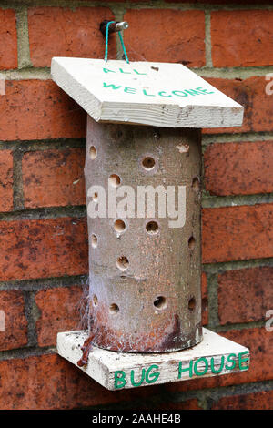 Fehler Haus. Ein kleines Insekt Hotel hängen an einer Außenwand Stockfoto