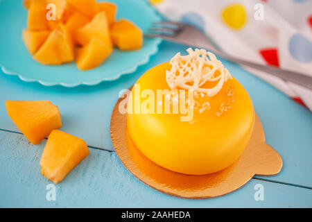 Mousse Cake mit Pfirsich pürieren, Joghurt, Sahne und frischen Früchten auf hölzernen Hintergrund Stockfoto