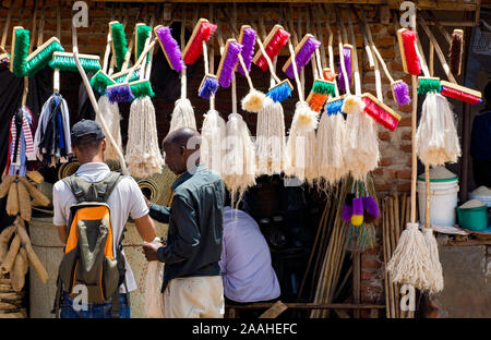 Eine bunte Sammlung von Besen und Bürsten für Verkauf auf einem Markt in Mzuzu, Malawi Abschaltdruck Stockfoto