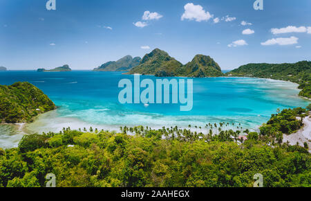 Antenne drone Panoramablick auf Las Cabanas am Strand und exotischen Ocean flache Lagune in El Nido, Palawan, Philippinen Stockfoto