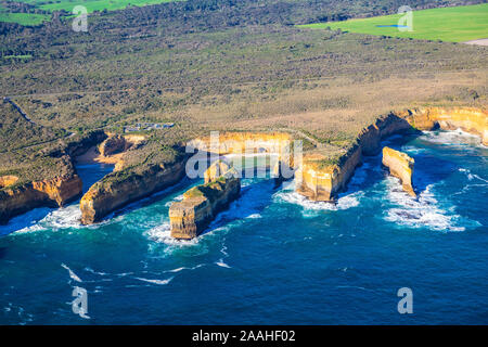 Panoramablick auf das Luftbild von zwölf Apostel Küste bei Port Campbell National Park, Victoria, Australien Stockfoto