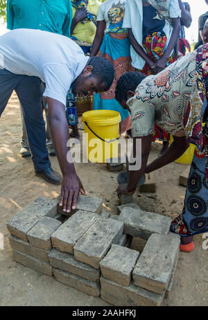 Der Aufbau einer effizienten Herd (changu changu Moto) in Malawi Stockfoto