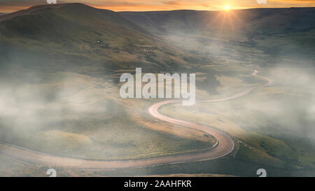 Die Straße von Edale klettert bis zu Mam Nik auf Mam Tor in der Derbyshire Peak District. Stockfoto