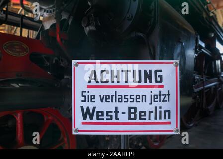 Historische Zeichen, ehemals an der Grenze West Berlin, runde Haus Europa in der Bahn Park, Augsburg, Schwaben, Bayern, Deutschland Stockfoto