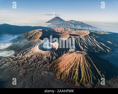 Luftaufnahme, vulkanische Landschaft mit mehreren Vulkankratern und Aschewolke, Mount Bromo, Java, Indonesien Stockfoto