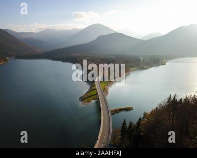 Luftbild, Sylvenstein See und Faller Klamm Brücke, Sylvenstein Stausee, in der Nähe von Lenggries, Isarwinkel, Oberbayern, Bayern, Deutschland Stockfoto