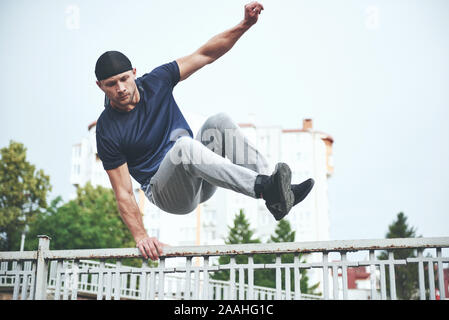 Junge sport Mann tun Parkour in der Stadt. Stockfoto